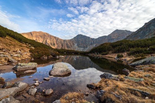 落基山观湖在白色积云 · 免费素材图片