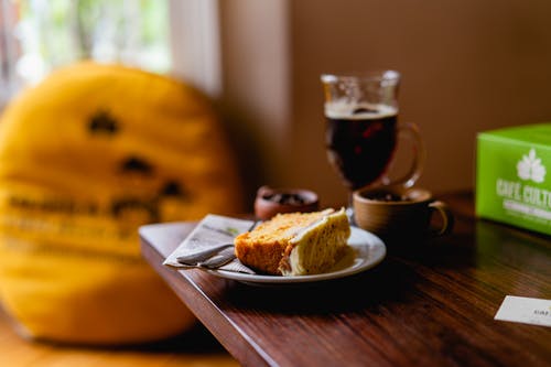 在桌子上的盘子上烤的糕点 · 免费素材图片