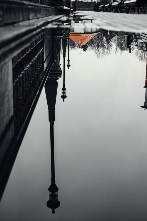 灯柱在水面上的倒影 · 免费素材图片