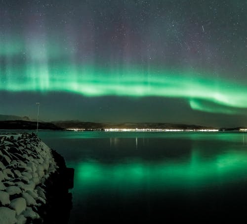 湖上的北极光 · 免费素材图片