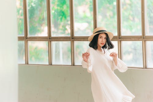 摆在窗户附近的女人的照片 · 免费素材图片