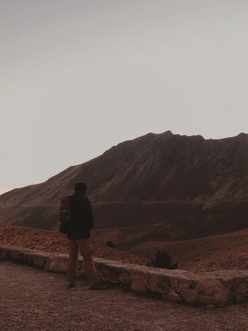站在山上的黑夹克的男人 · 免费素材图片