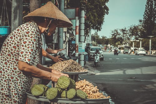 白色和红色的花顶站在路附近的女人 · 免费素材图片