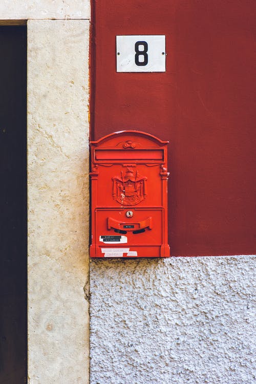 墙上挂着的红色邮箱的照片 · 免费素材图片