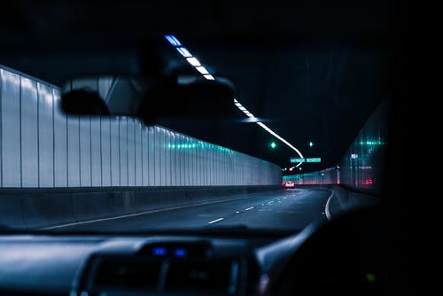 隧道内的车辆内部视图 · 免费素材图片