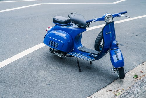 停放的蓝色摩托车 · 免费素材图片