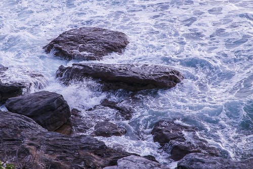 海浪拍打的照片 · 免费素材图片