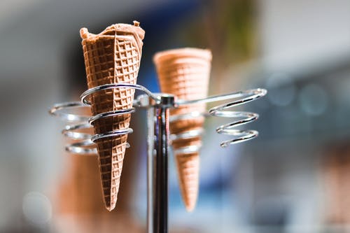 架子上的两个冰淇淋锥 · 免费素材图片