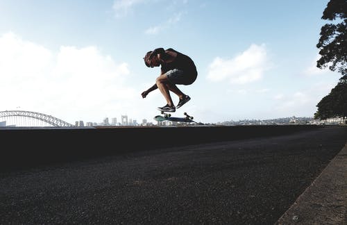 男人做滑板技巧的照片 · 免费素材图片