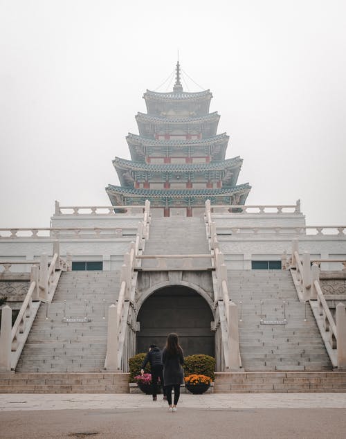 两人站在圣殿前 · 免费素材图片