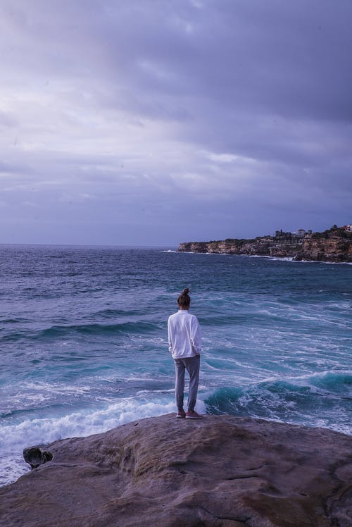 白色上衣 · 免费素材图片