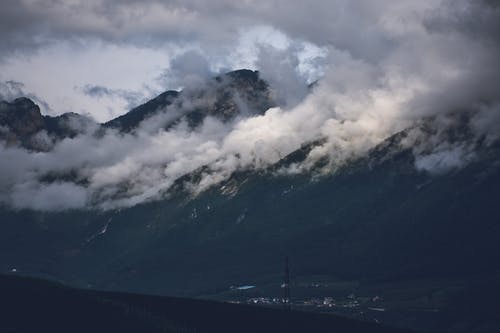 白云下的绿山 · 免费素材图片