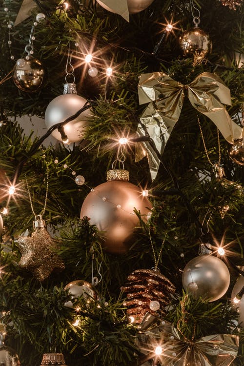挂在圣诞树上的灰色和金色的小玩意 · 免费素材图片