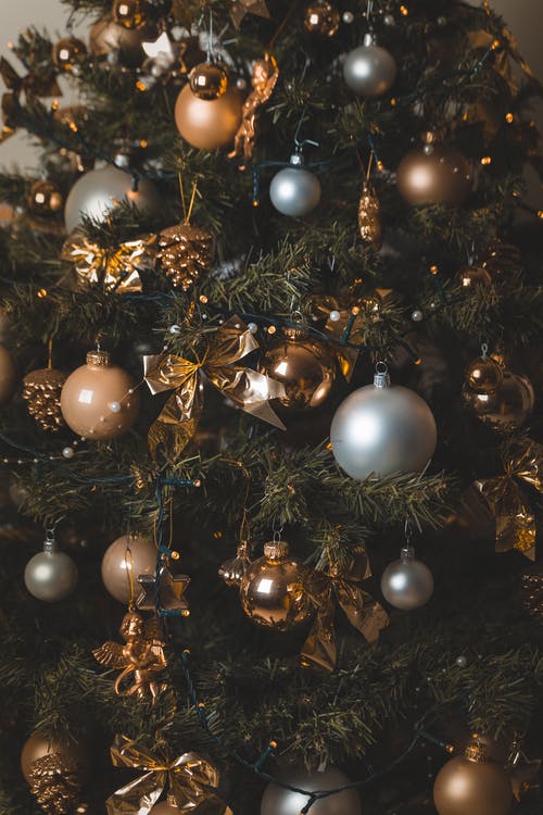 黄金和白银圣诞饰品的照片 · 免费素材图片
