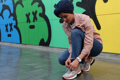 女人绑她的鞋子的照片 · 免费素材图片