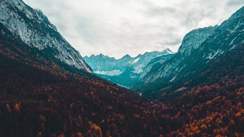 多云的天空下山的风景 · 免费素材图片