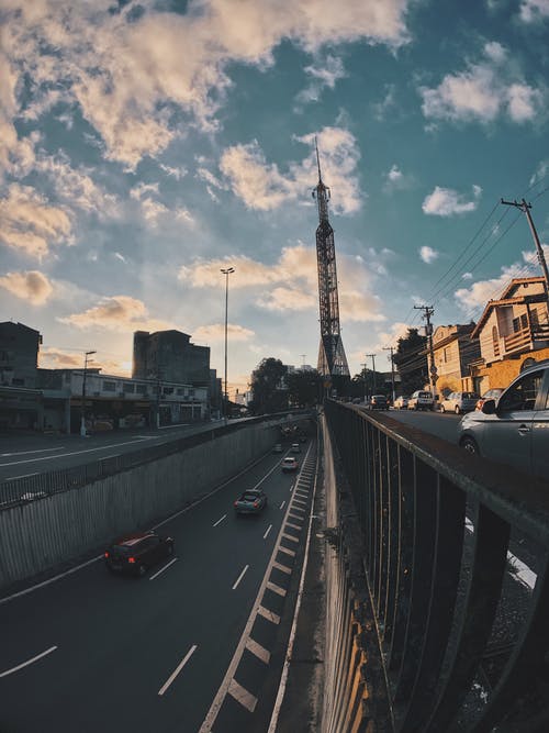 在繁忙的城市中间的塔 · 免费素材图片