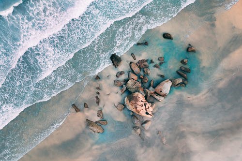 空中射击的海岸上的岩石 · 免费素材图片