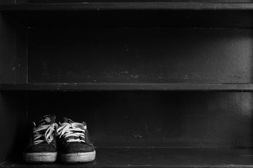 机架上的黑白低帮运动鞋 · 免费素材图片