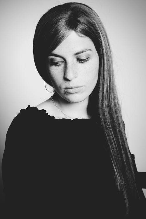 女人的灰度照片 · 免费素材图片