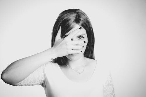 女人覆盖脸的灰度照片 · 免费素材图片