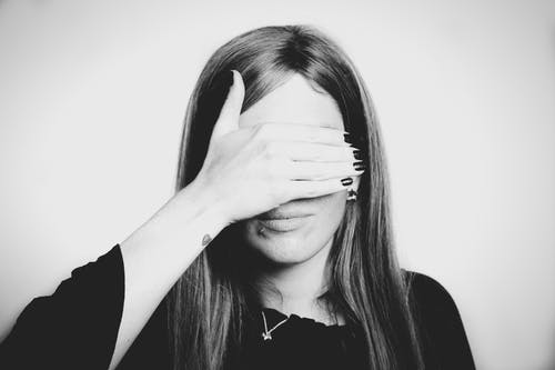 女人遮住她的眼睛的灰度照片 · 免费素材图片