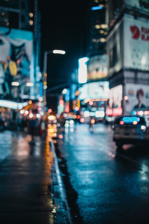 夜间城市的模糊的镜头 · 免费素材图片