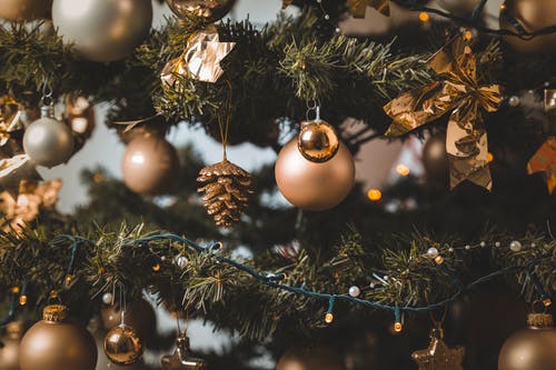 圣诞树上的小玩意的浅焦点照片 · 免费素材图片