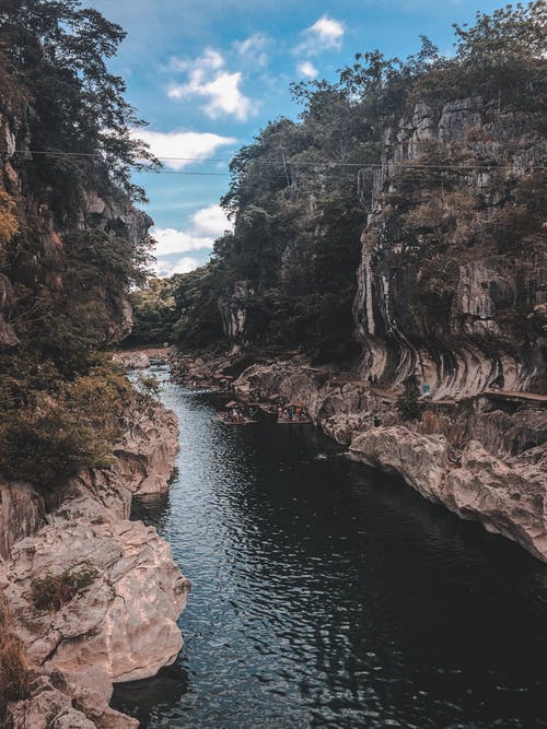 四面环山的水域 · 免费素材图片