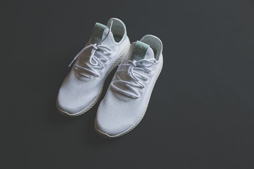 双白色跑步鞋 · 免费素材图片