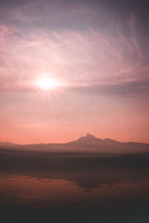 粉红色的天空下的山脉 · 免费素材图片