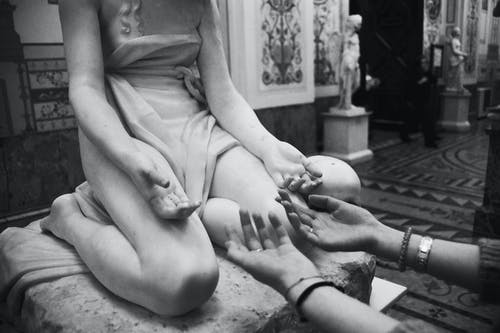 女人跪雕像的灰度摄影 · 免费素材图片