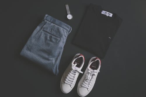 一双白鞋旁边的裤子，衬衫和手表 · 免费素材图片