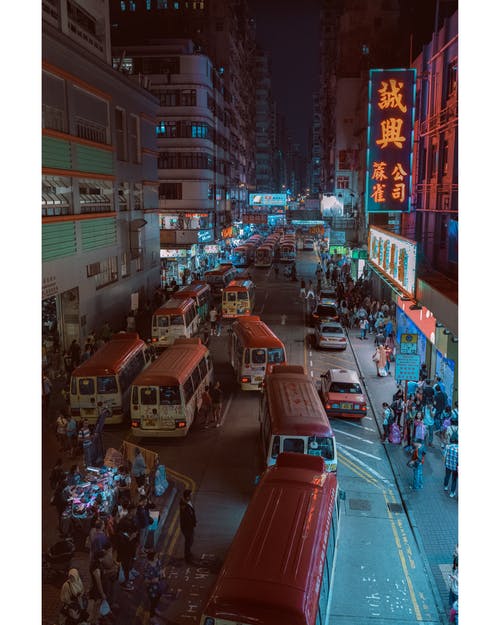 夜间繁忙的街道与人的航拍 · 免费素材图片