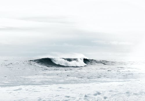 海浪在多云的天空下的照片 · 免费素材图片