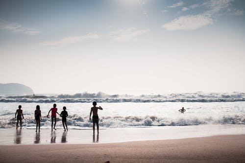 五个孩子在沙滩上玩 · 免费素材图片