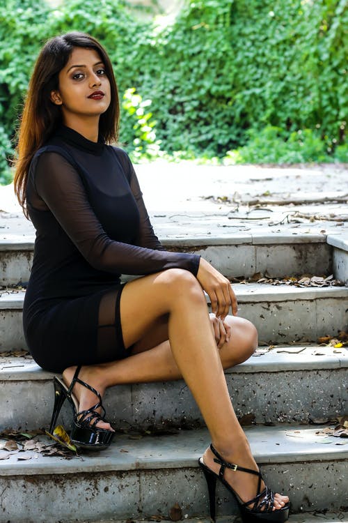 女人坐在楼梯上的照片 · 免费素材图片