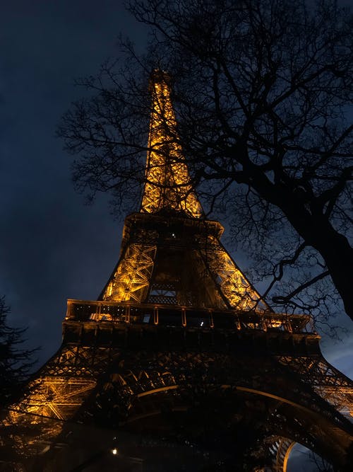 巴黎埃菲尔铁塔的低角度摄影 · 免费素材图片