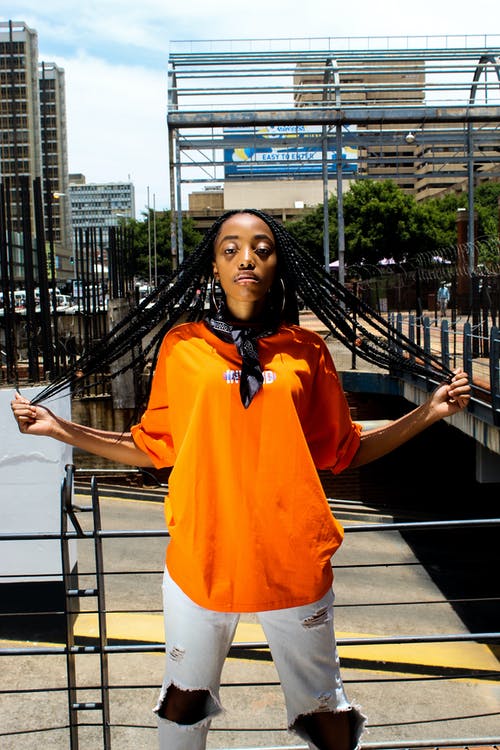 穿橙色衬衫的女人的照片 · 免费素材图片