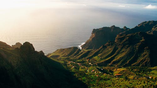 空中摄影的山景和海景 · 免费素材图片