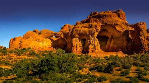 犹他州的双拱岩层 · 免费素材图片