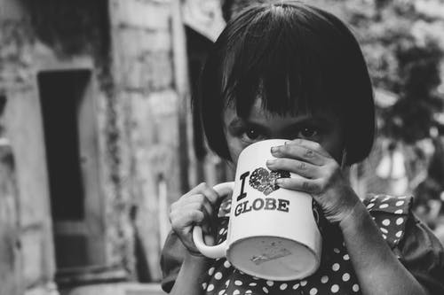 杯子上的女孩饮用水的灰度摄影 · 免费素材图片