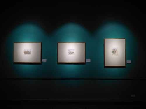 三幅挂在画廊的画 · 免费素材图片