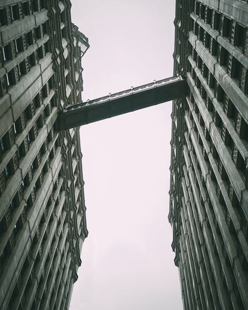 灰色的天空下的建筑桥 · 免费素材图片