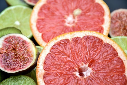 葡萄柚，无花果和酸橙的特写照片 · 免费素材图片
