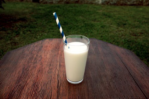 杯牛奶在桌子上的照片 · 免费素材图片