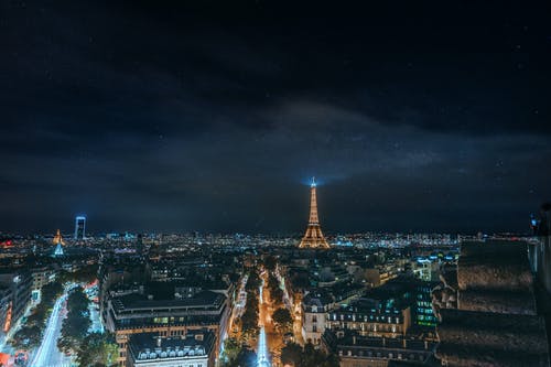 夜间的城市灯光和高层建筑 · 免费素材图片