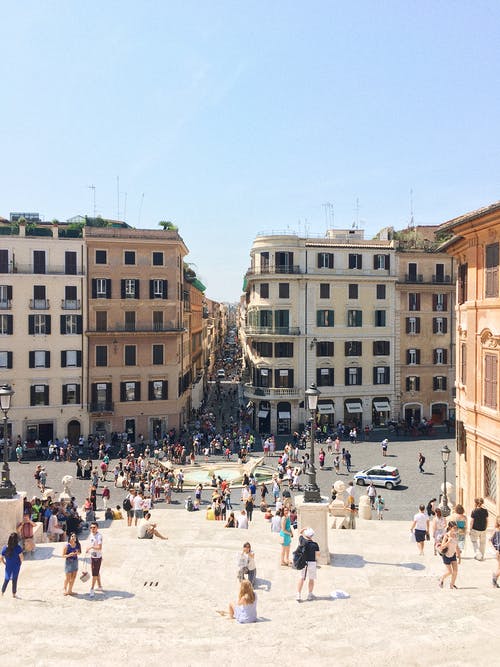 人们聚集在建筑物附近 · 免费素材图片