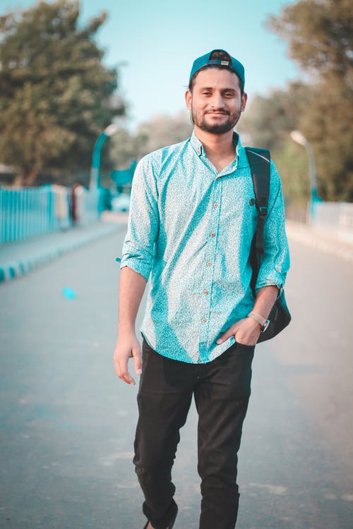 走在大街上的男人微笑着 · 免费素材图片