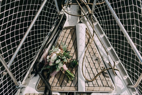 新娘花束和甲板上的结婚戒指 · 免费素材图片
